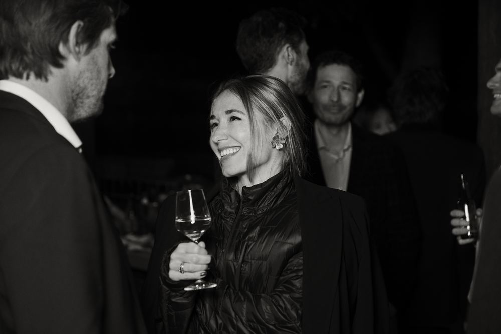 Guests talking over a glass of wine before the Tabula Rasa dinner begins